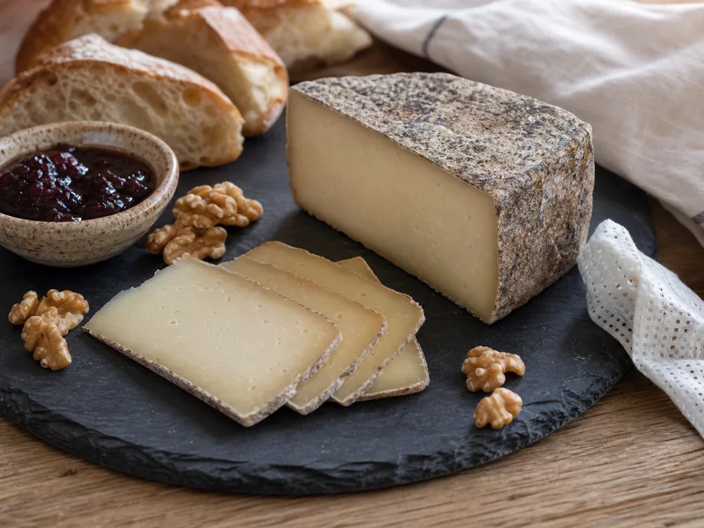 Abbaye de Belloc-style sheep cheese slices with walnuts bread and cherry jam - Abbaye de Belloc | KnowTheCheese