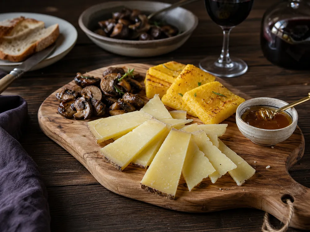Alpe di Frabosa-style cheese slices with mushrooms, polenta, honey, and red wine - Alpe di Frabosa | KnowTheCheese