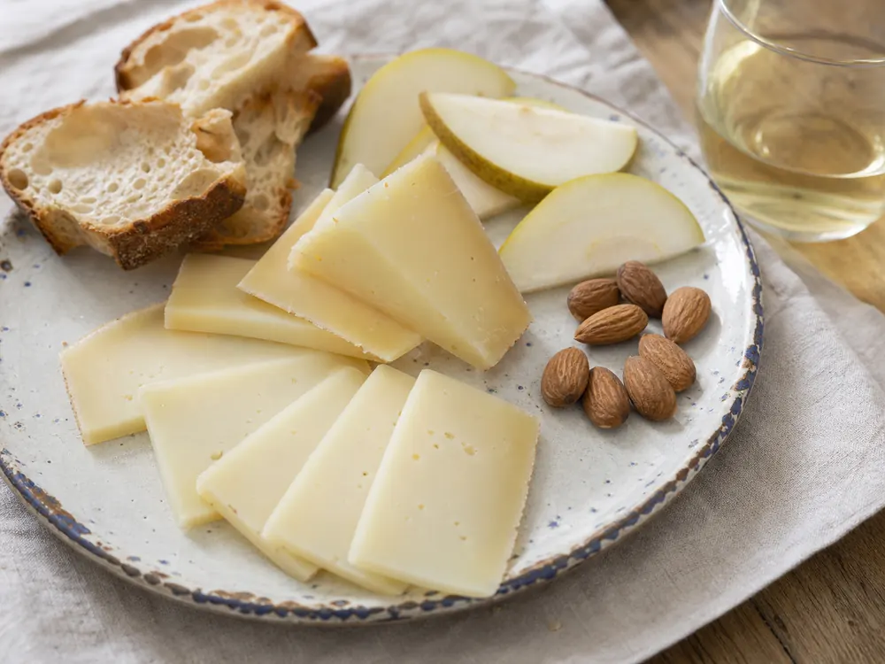 Alverca-style table cheese slices with almonds bread and white wine - Alverca | KnowTheCheese
