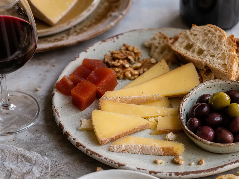 Amarelo de Beira Baixa style cheese slices with quince walnuts bread and red wine - Amarelo de Beira Baixa | KnowTheCheese