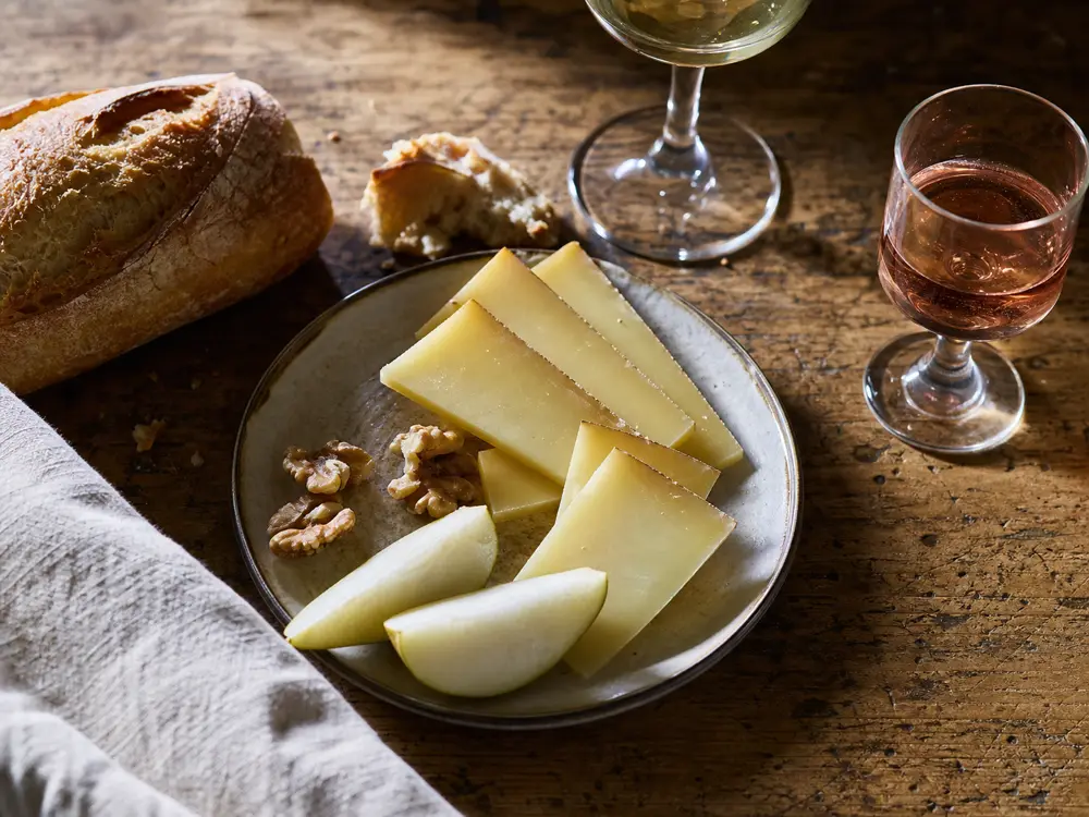 Amou-style sheep cheese slices with bread pear walnuts and wine - Amou | KnowTheCheese