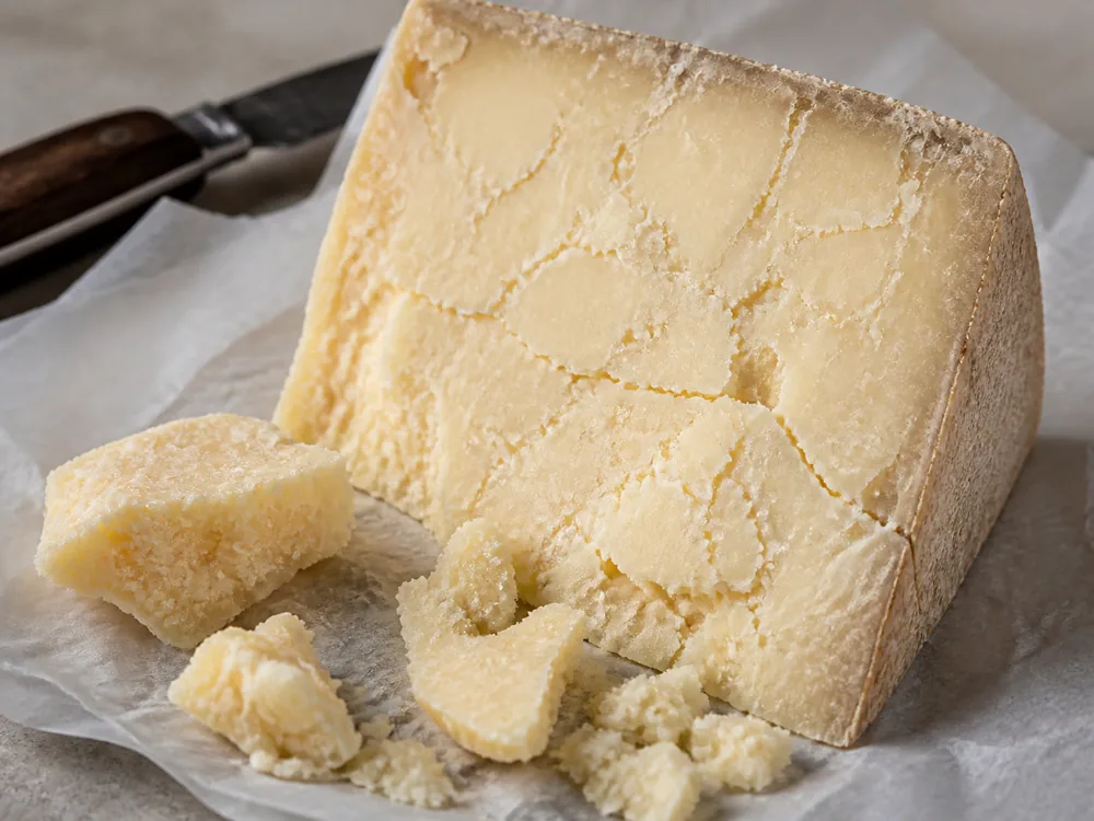 Ivory crumbly farmhouse cheese cut face and flakes - Anster | KnowTheCheese