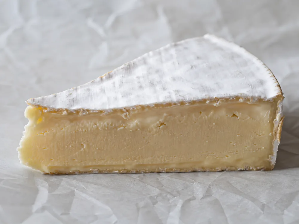 Close view of Baron Bigod-style bloomy rind and ivory paste - Baron Bigod | KnowTheCheese
