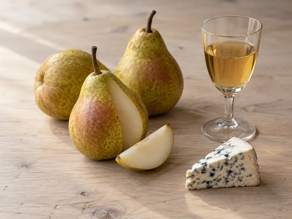 Ripe pears, a glass of golden dessert wine and a wedge of blue cheese - Basajo | KnowTheCheese