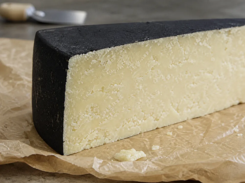 Black rind and pale crumbly paste on a Bella Lodi style wedge - Bella Lodi cheese | KnowTheCheese