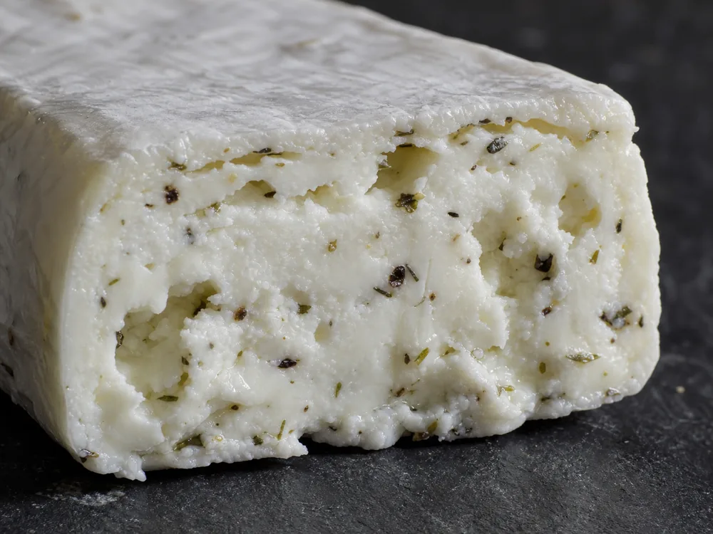 Savory leaves and cracked pepper on soft goat cheese - Bûchette à la Sarriette | KnowTheCheese