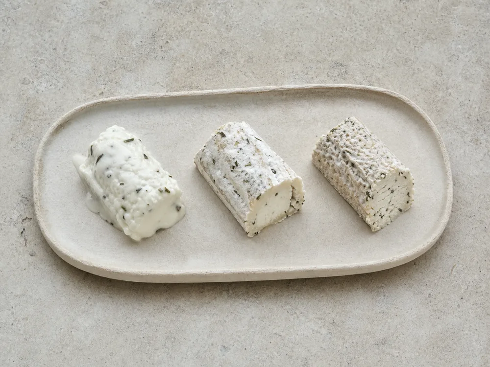 Airy goat curd with a creamier ripened edge - Bûchette à la Sarriette | KnowTheCheese