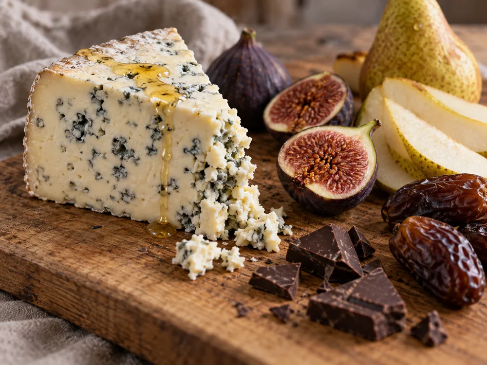 Blue cheese wedge with honey, figs, pears, dates, and dark chocolate - Buttermilk Blue | KnowTheCheese