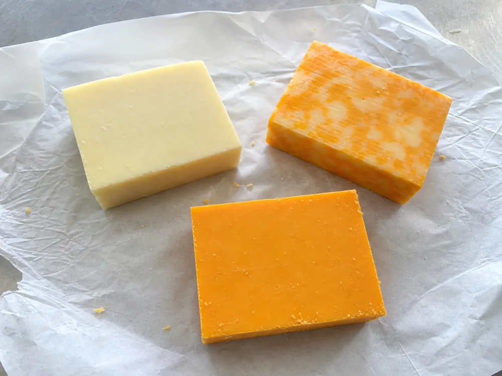 White orange and marbled Canadian Cheddar pieces at the same age - Canadian Cheddar cheese | KnowTheCheese