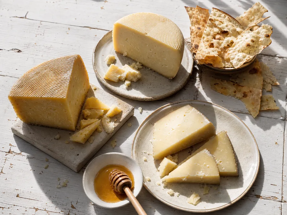 Legal Sardinian sheep cheeses served with pane carasau and honey | KnowTheCheese