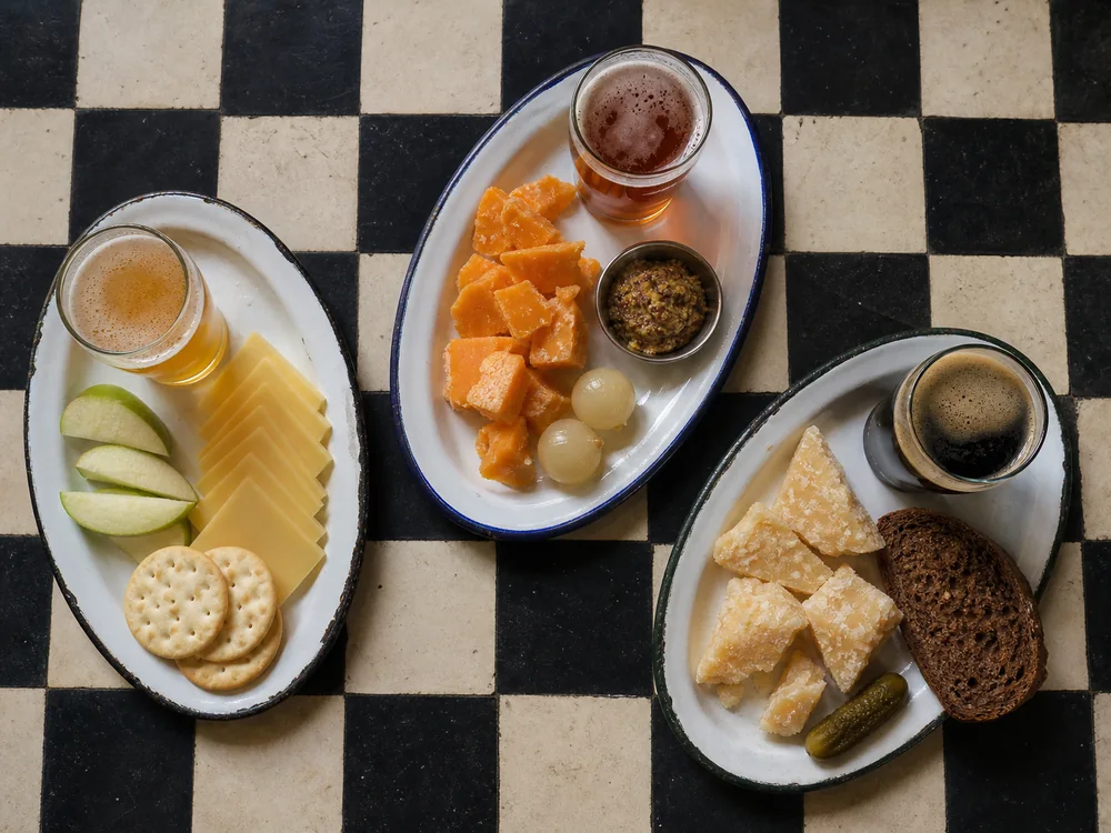 Mild, sharp, and vintage cheddar pub trays with pale ale, amber ale, and stout - Cheddar beer pairing | KnowTheCheese