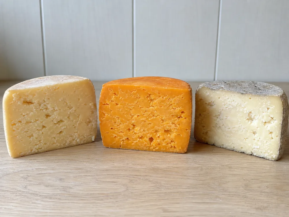 White, Red, and cloth-bound Cheshire cheeses compared - Cheshire | KnowTheCheese