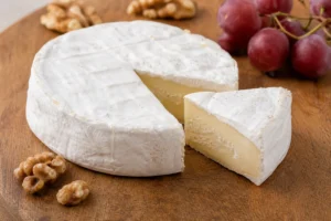 Round of Coulommiers with bloomy rind and supple ivory paste - Coulommiers cheese | KnowTheCheese