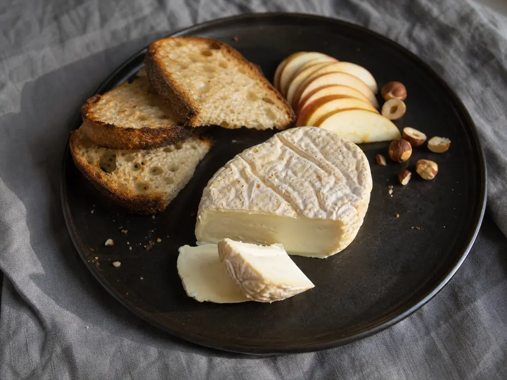 Cremont wedge with toasted bread tart apple and hazelnuts - Cremont cheese | KnowTheCheese