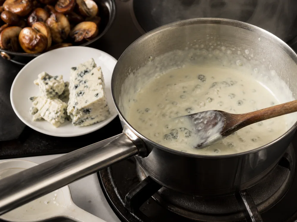 Dorblu cheese sauce with roasted mushrooms and blue cheese pieces - Dorblu | KnowTheCheese
