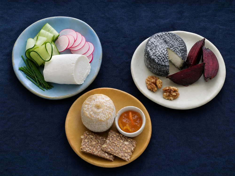 Fresh, ash-coated, and aged goat cheese plates with vegetables, nuts, and marmalade - Goat cheese pairing | KnowTheCheese
