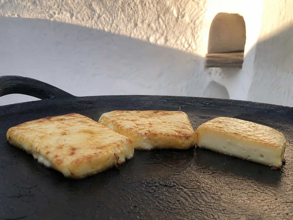 Semicurado Mahón-Menorca slices softening and browning on a plancha - Mahón | KnowTheCheese