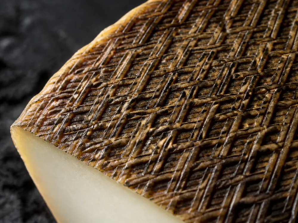 Woven palm mold pattern on a Majorero cheese rind - Majorero | KnowTheCheese