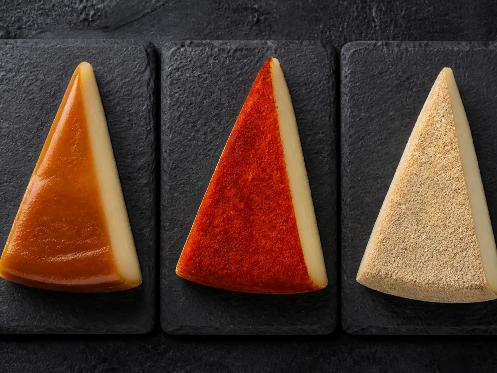 Oil paprika and gofio coatings on Majorero rind - Majorero | KnowTheCheese