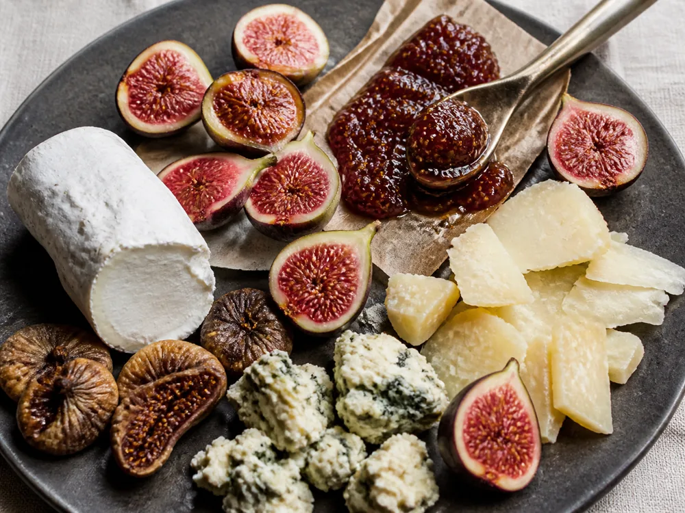 Fresh figs, dried figs, fig jam, goat cheese, blue cheese, and aged sheep cheese - fig cheese pairing | KnowTheCheese