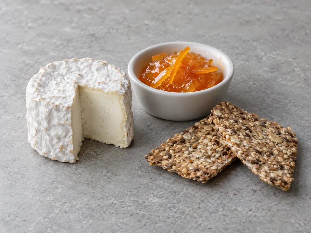Small bloomy-rind goat cheese with clementine marmalade and crispbreads - Goat cheese pairing | KnowTheCheese