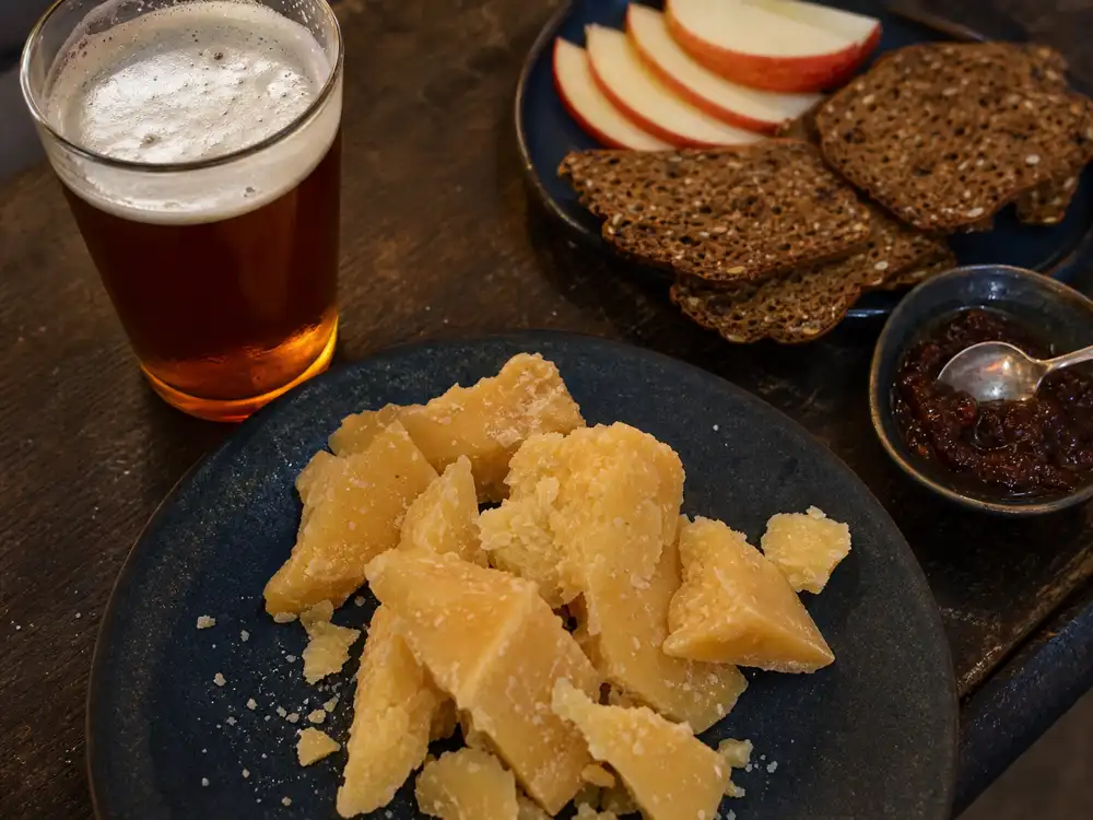 Aged Gouda shards with amber ale crackers apple and onion jam - Vintage Lot 18 | KnowTheCheese